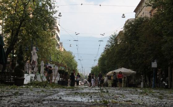 Чистят малките улици в София след бурята