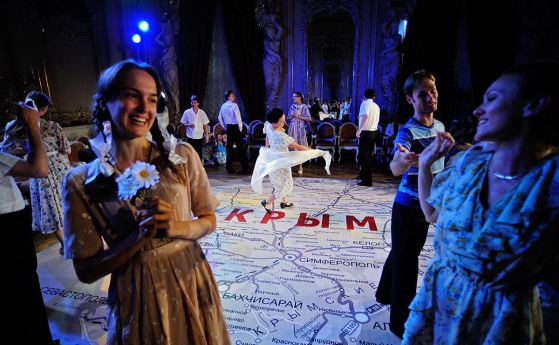 В Петербург свикват опера-митинг "Крим" с Путин на сцената (снимки)