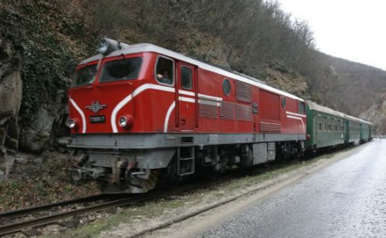 Помощник-машинистът карал с близо 100 км/ч дерайлиралия влак София-Варна