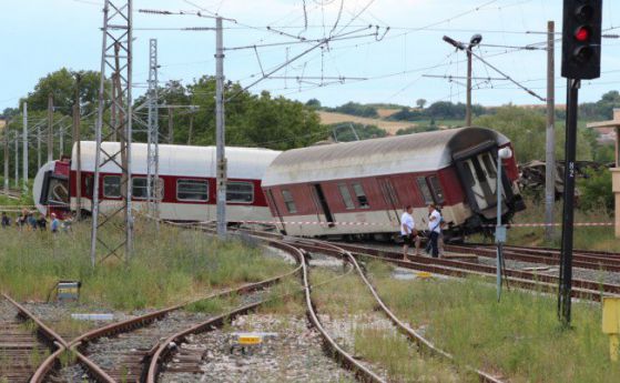 Неудобен въпрос: Защо не се задейства системата срещу катастрофи на дерайлиралия влак?