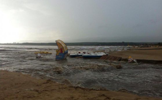 Наводненият плаж в Приморско