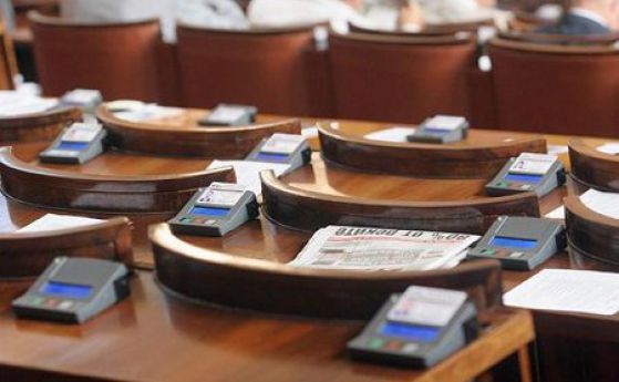 Очаквано заседанието на парламента се провали