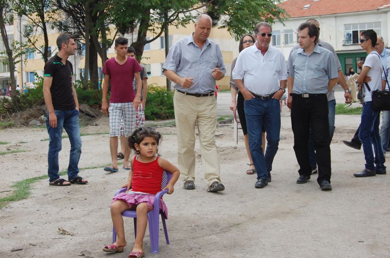 Янк Бари (в средата с очилата) в лагера в Харманли