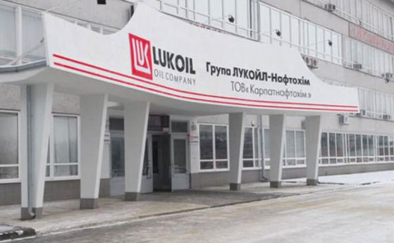 „Лукойл“ продава бензиностанциите си в Украйна