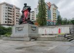 Боядисаха в червено паметник-костница в София