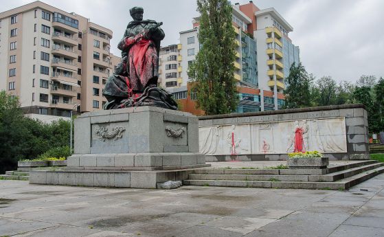 Боядисаха в червено паметник-костница в София