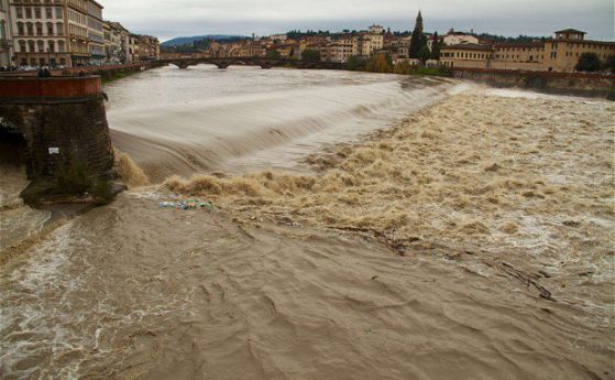Четири жертви и 20 ранени при наводнение в Италия