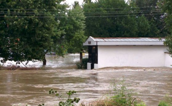 Снимка от наводнението в Мизия.