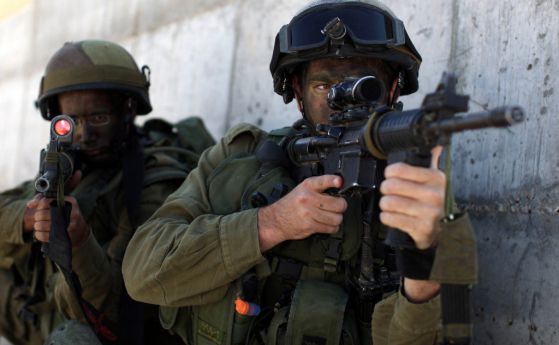 Англия преразглежда лицензите за износ на оръжие за Израел