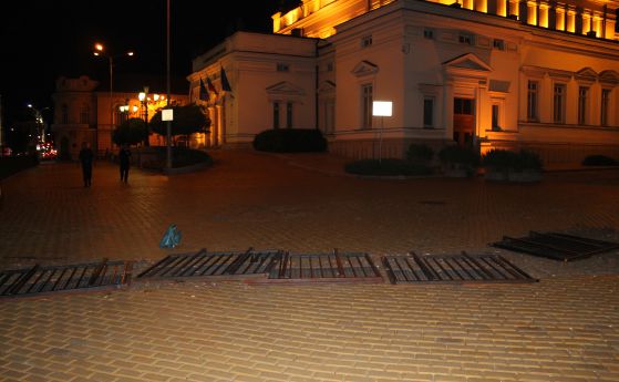 Махат загражденията пред парламента (снимки и видео)