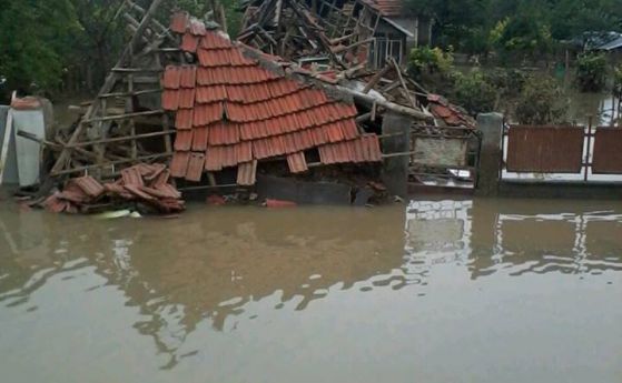 Потърпевша от Мизия: Буквално станахме с чиниите, водата просто нахлу от канавките
