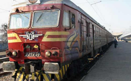 Пътнически влак се запали близо до Стара Загора