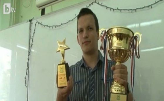 Абсолютният шампион по математика Мирослав Маринов. 