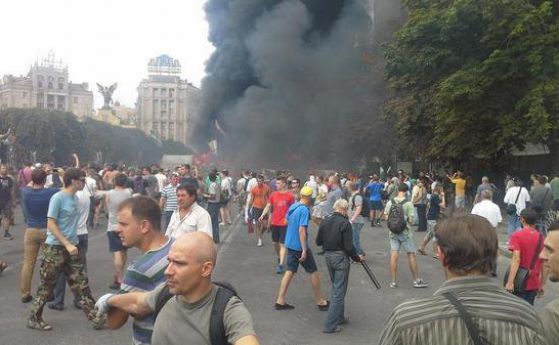 Активисти в Киев подпалиха барикади в центъра на града (снимки)