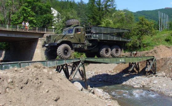Военни разпънаха мост в помощ на курорта "Албена"