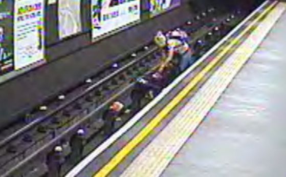 Силен вятър в метро избута детска количка на релсите (видео) 