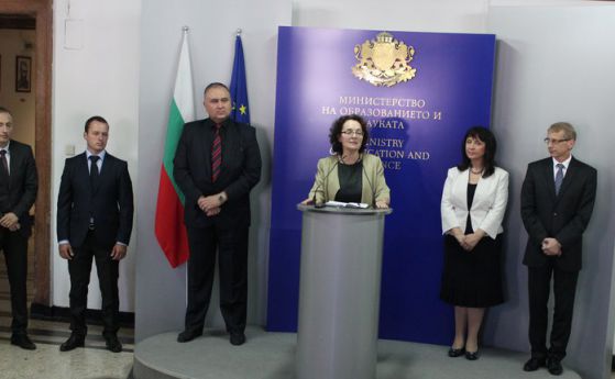 Министър Румяна Коларова с членовете на политическия кабинет на МОН