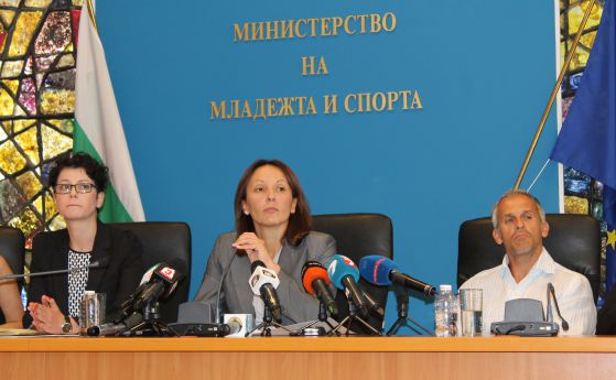 Уволнените от министър Раданова я дават на прокурор 