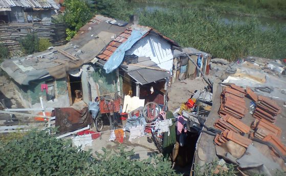 Събарят незаконни ромски къщи по поречието на Тунджа