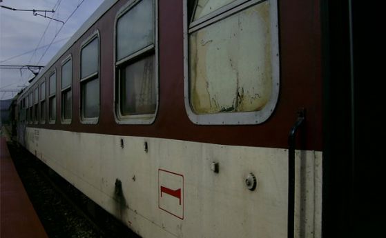 Животът на жената, блъсната от влак край Благоевград, е вън от опасност
