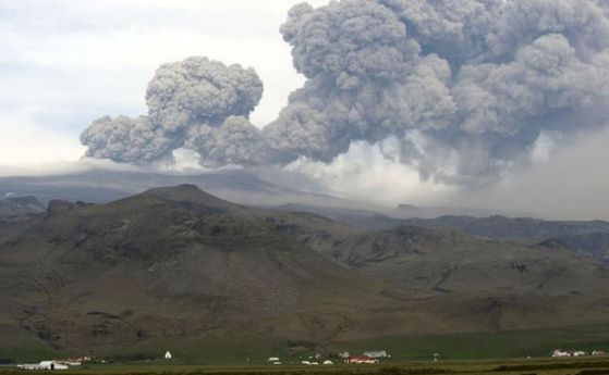 Исландските власти отново повишиха нивото на тревога за изригване на вулкана