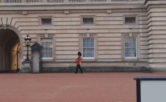 Гард на Елизабет II танцува пред Бъкингамския дворец (видео) 