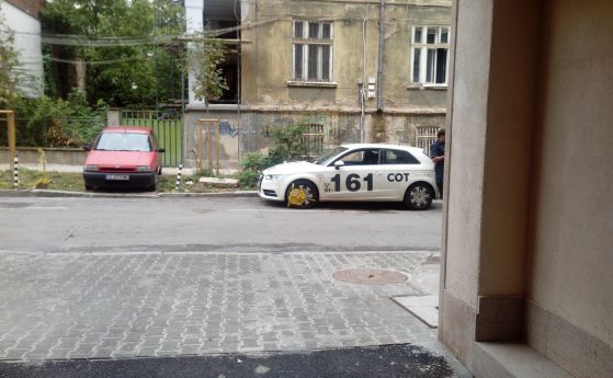 Сложиха скоба на кола на СОТ в София