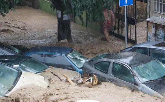 Наводнения в страната, най-тежко е в Бургас (обновена)
