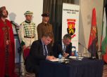 Валери Симеонов (вдясно) и Красимир Каракачанов (вляво) подписват коалиционното споразумение.