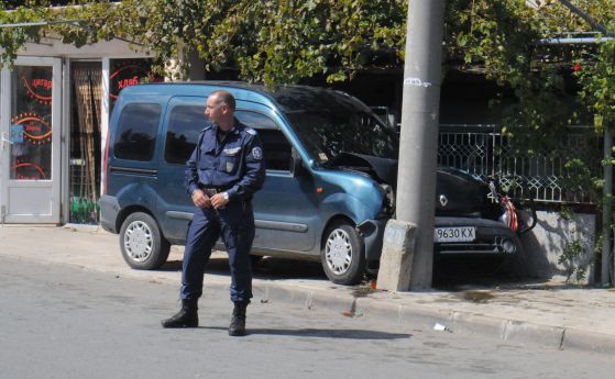 Пиян граничен полицай уби момиченце на тротоара в Бургаско (снимки)