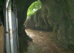 Туристи останаха блокирани заради наводнение в пещерата Леденика