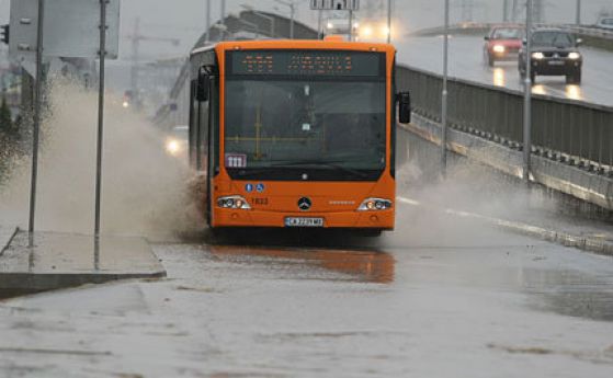 Дъждът в София наводни сгради, няма прелели реки и язовири