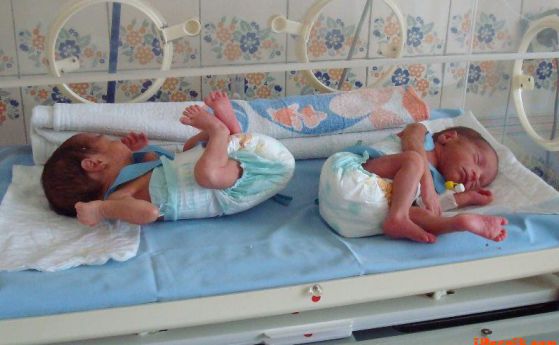 Майка изоставя новородените си близначета и заминава за чужбина