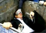Тълпа хвърли украински депутат в контейнер (видео)