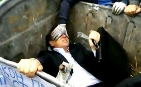 Тълпа хвърли украински депутат в контейнер (видео)