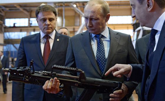 Путин във фабрика за оръжия.
