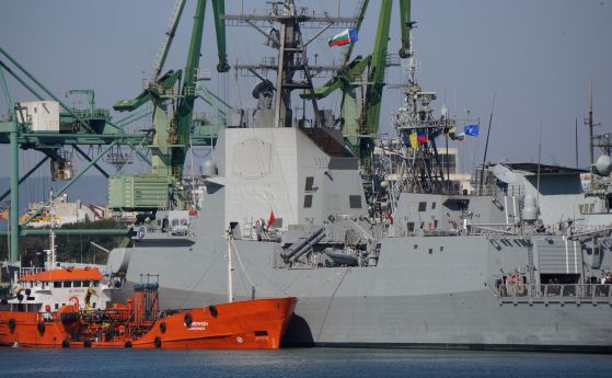Един от корабите на НАТО, които са акостирали във Варна.
