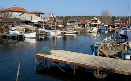Събарят незаконни постройки в местността "Ченгене скеле"