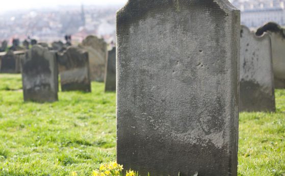Погребаха жива жена в Гърция