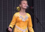 Деца изпяха песен в чест на Путин и присъединяването на Крим (видео)