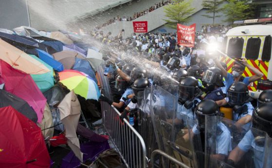 Хиляди на протест в Хонконг за повече демокрация