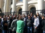 Журналисти от TV7 протестират с лепенки на устите пред Съдебната палата
