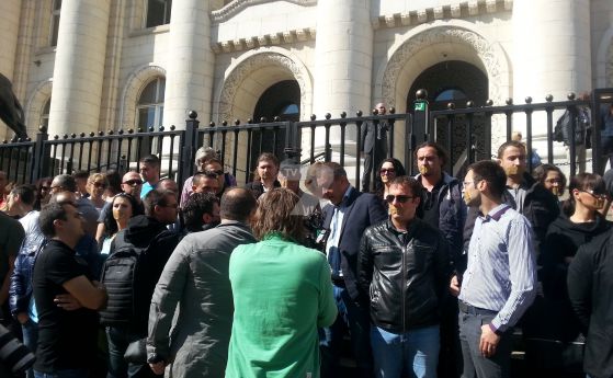 Журналисти от TV7 протестират с лепенки на устите пред Съдебната палата