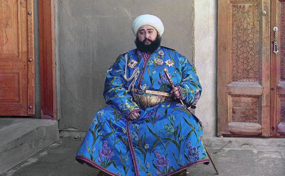 Алим Хан, емирът на Бухара, днешен Узбекистан. С идването на съветската власт в Бухара той избягва в Афганистан.