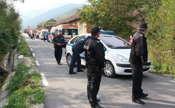 Военни сапьори се включиха в огледа на района на взрива в завод „Миджур“ 
