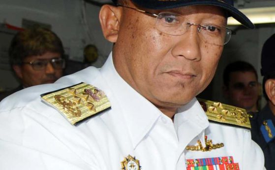 Главнокомандващият на малайзиския флот Тан Шри Абдул Азиз Джафар.