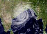 Трима загинали и 300 000 евакуирани заради циклон в Индия