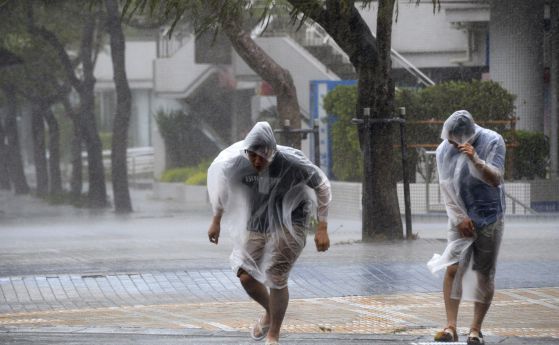 Мощният тайфун "Вонфон" връхлетя Япония, над 300 полета са отменени 