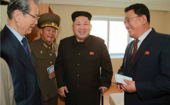 Ким Чен Ун се появи с бастун след пет седмици в неизвестност