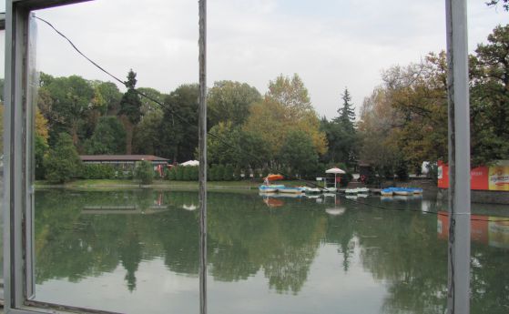 Едно от напълно липсващите прозрачни пластмасови пана около езерото Ариана.